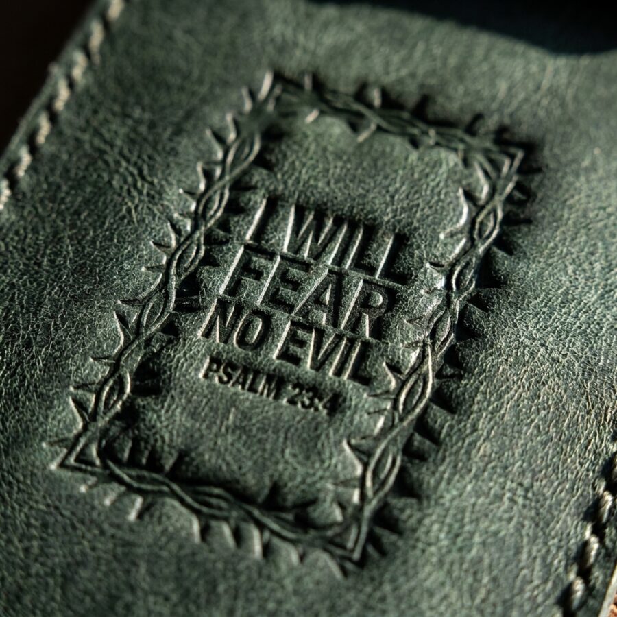 CGU-PEN-GREEN full-grain leather texture and debossed verse close-up